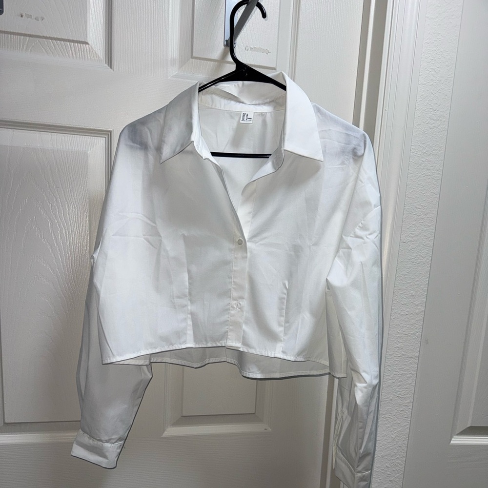 Crisp white cropped button-down blouse (size M)